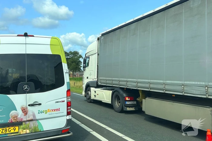 Enorme verkeershinder door vrachtwagen met pech