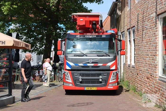 Brandweer assisteert imker bij verwijdering bijennest