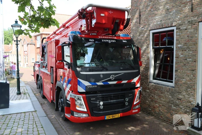 Brandweer assisteert imker bij verwijdering bijennest