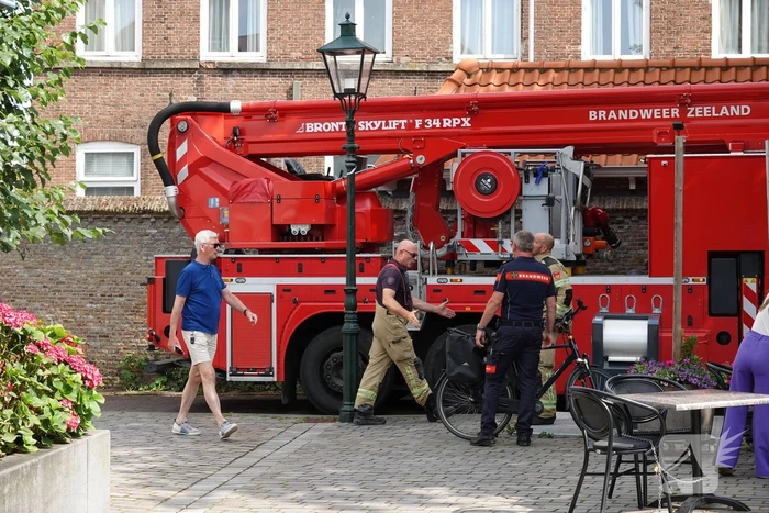 Brandweer assisteert imker bij verwijdering bijennest