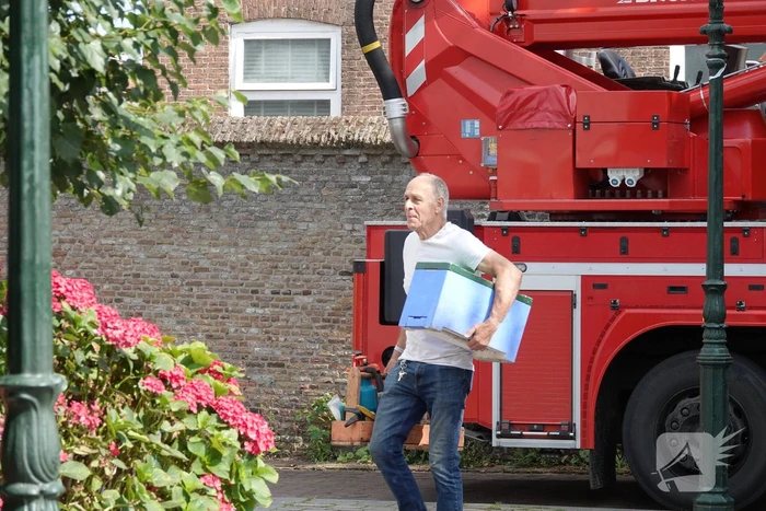 Brandweer assisteert imker bij verwijdering bijennest