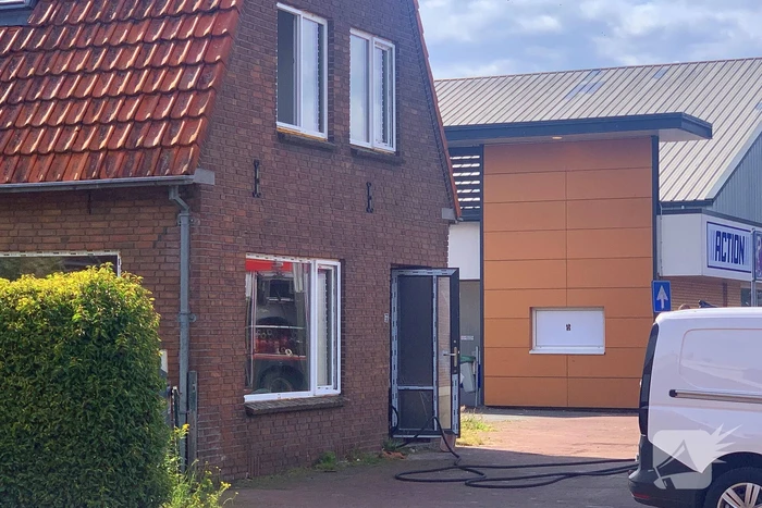 Straat afgezet vanwege brand in woning