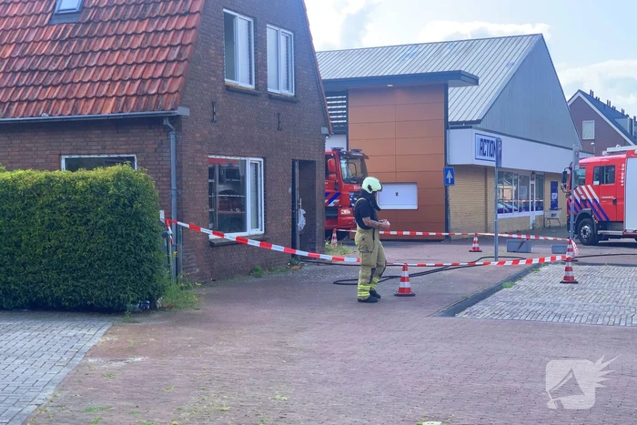 Straat afgezet vanwege brand in woning
