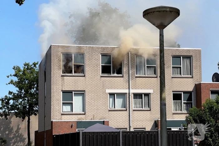 Veel rook uit woning door brand