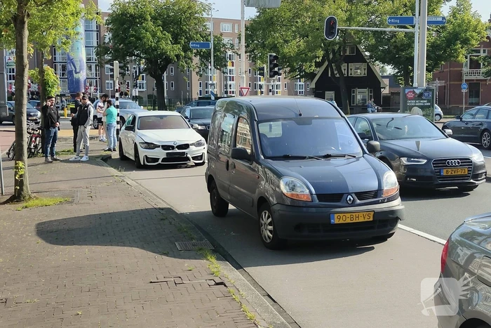Kopstaart botsing tussen drie voertuigen