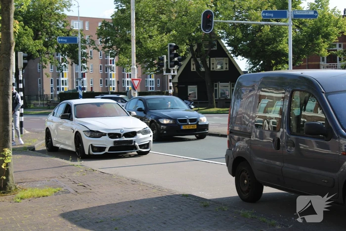 Kopstaart botsing tussen drie voertuigen