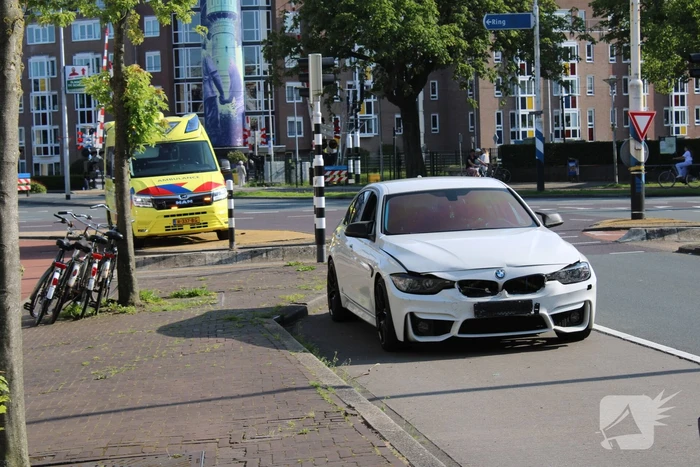 Kopstaart botsing tussen drie voertuigen