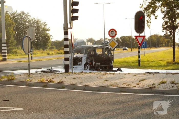 Voertuig volledig verwoest door brand
