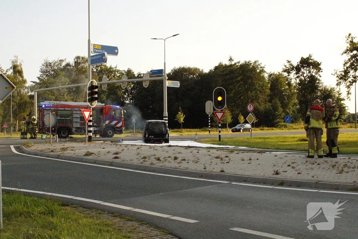 Voertuig volledig verwoest door brand