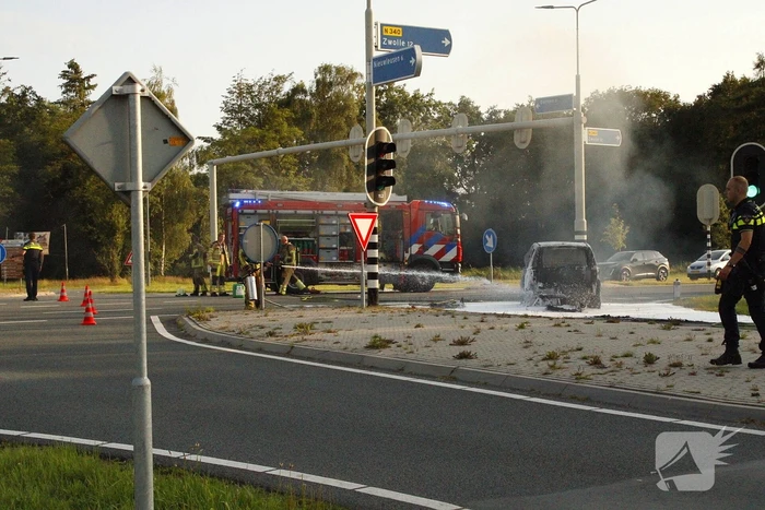 Voertuig volledig verwoest door brand
