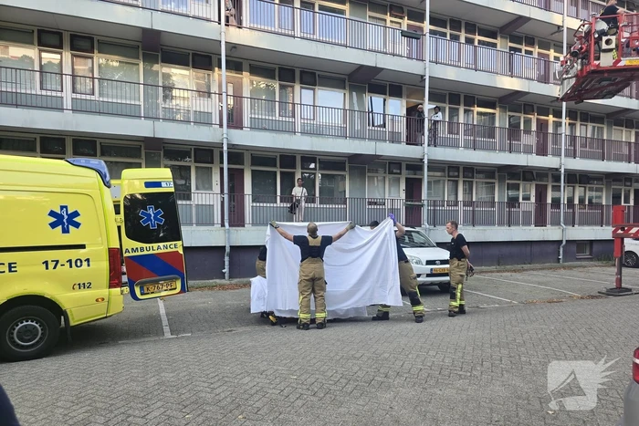 Brandweer haalt gewonde uit brandende woning