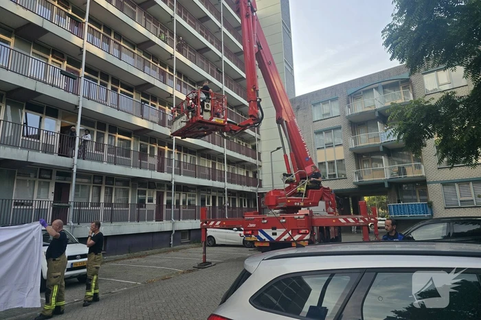 Brandweer haalt gewonde uit brandende woning