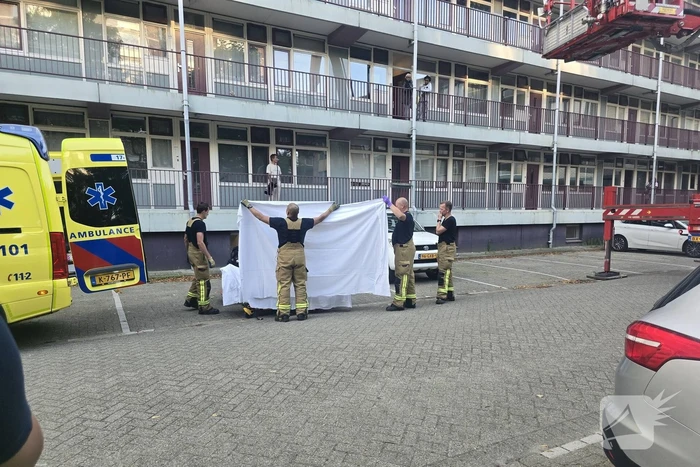 Brandweer haalt gewonde uit brandende woning