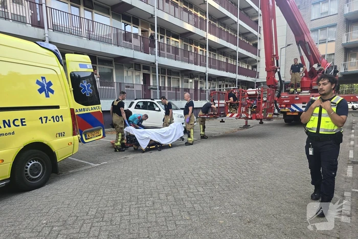 Brandweer haalt gewonde uit brandende woning