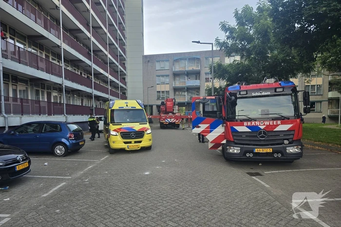 Brandweer haalt gewonde uit brandende woning