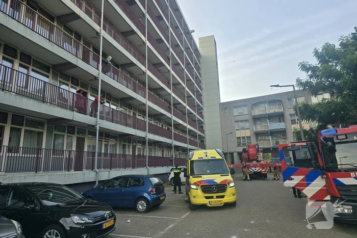 Brandweer haalt gewonde uit brandende woning