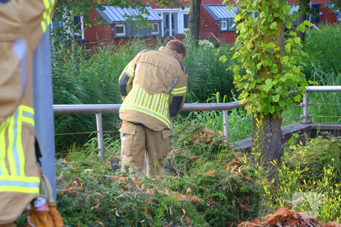 Brandweer dooft buitenbrand met emmer water