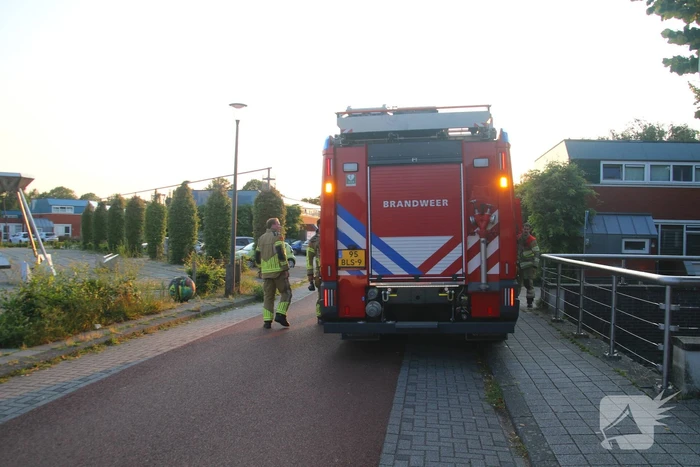 Brandweer dooft buitenbrand met emmer water