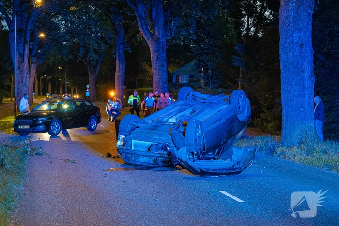 Ravage nadat auto op kop belandt
