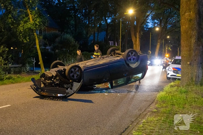 Ravage nadat auto op kop belandt