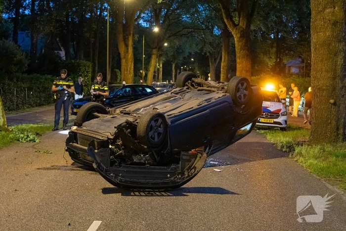 Ravage nadat auto op kop belandt