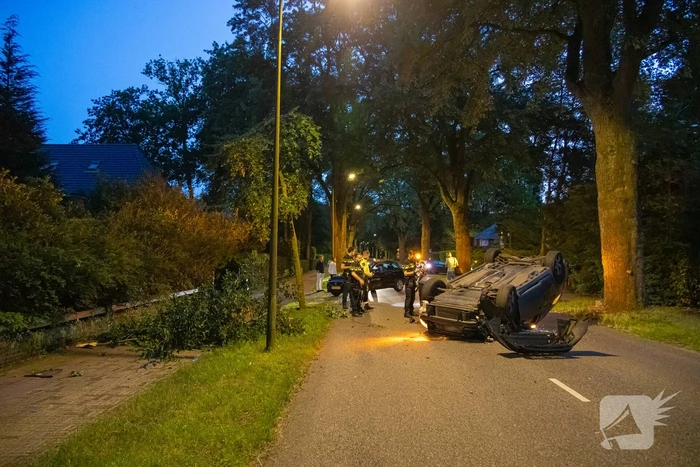 Ravage nadat auto op kop belandt