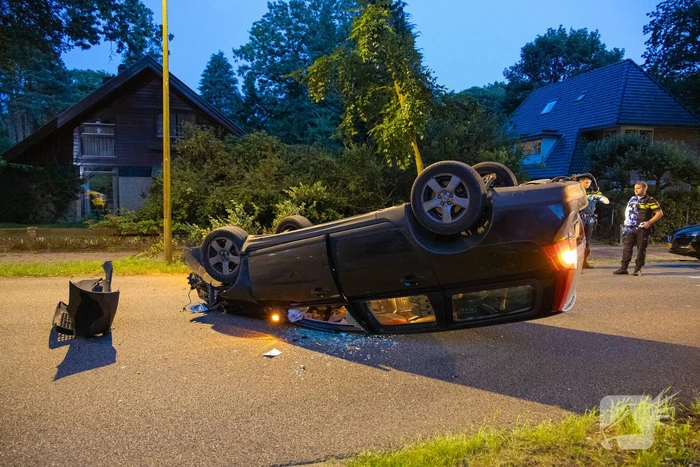Ravage nadat auto op kop belandt