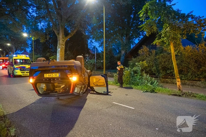 Ravage nadat auto op kop belandt