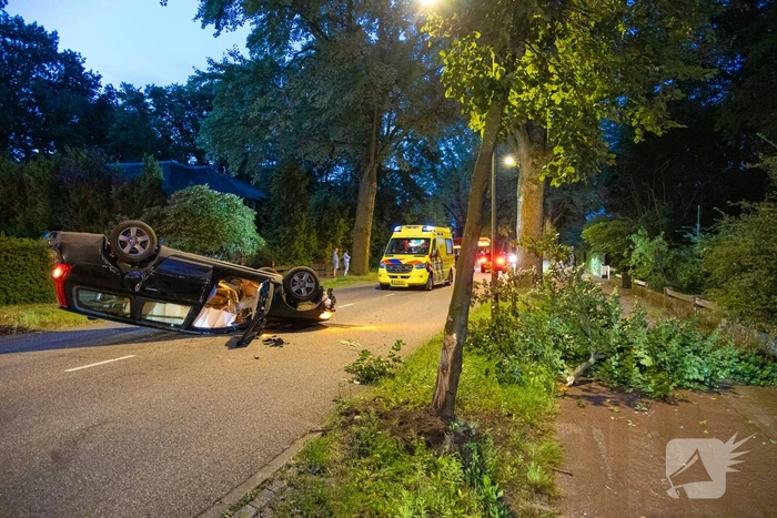 Ravage nadat auto op kop belandt