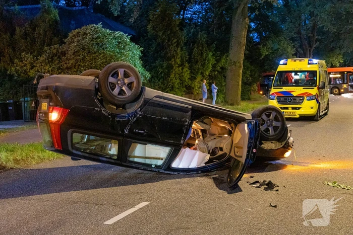 Ravage nadat auto op kop belandt