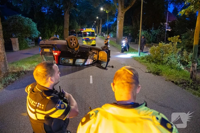 Ravage nadat auto op kop belandt
