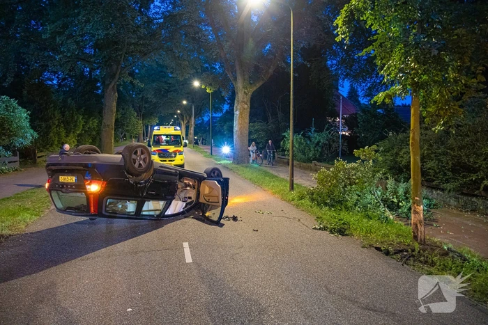 Ravage nadat auto op kop belandt