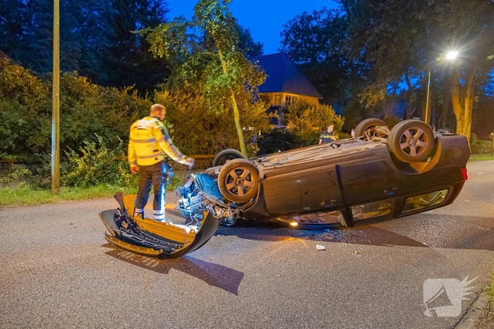 Ravage nadat auto op kop belandt