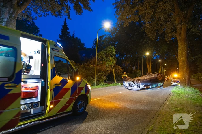 Ravage nadat auto op kop belandt