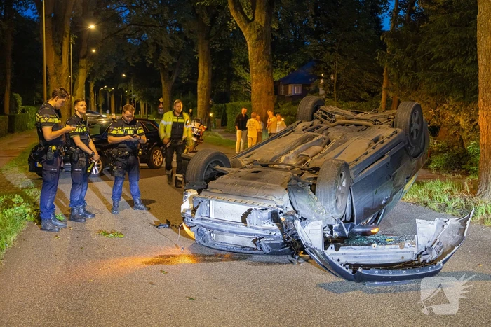 Ravage nadat auto op kop belandt