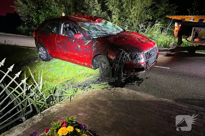 Automobilist komt tot stilstand in sloot