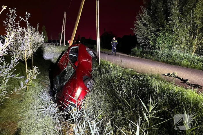Automobilist komt tot stilstand in sloot