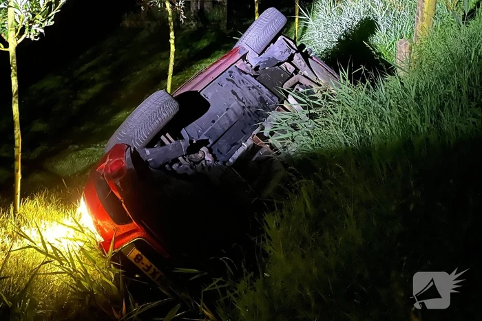 Automobilist komt tot stilstand in sloot