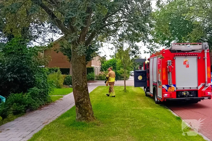 Brandweerlieden doen onderzoek naar Rookmelder