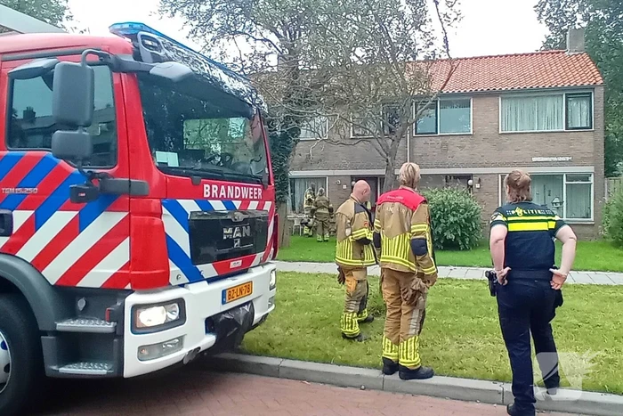 Brandweerlieden doen onderzoek naar Rookmelder