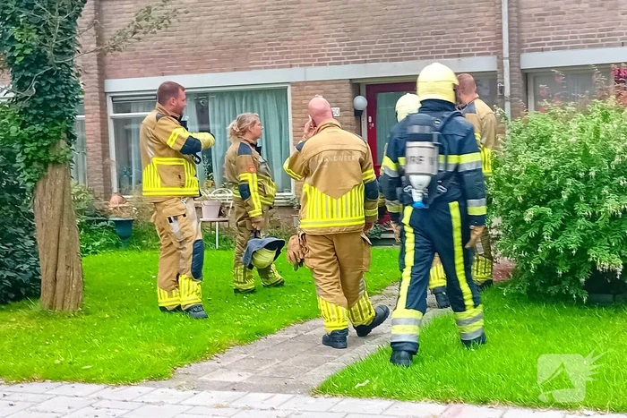 Brandweerlieden doen onderzoek naar Rookmelder