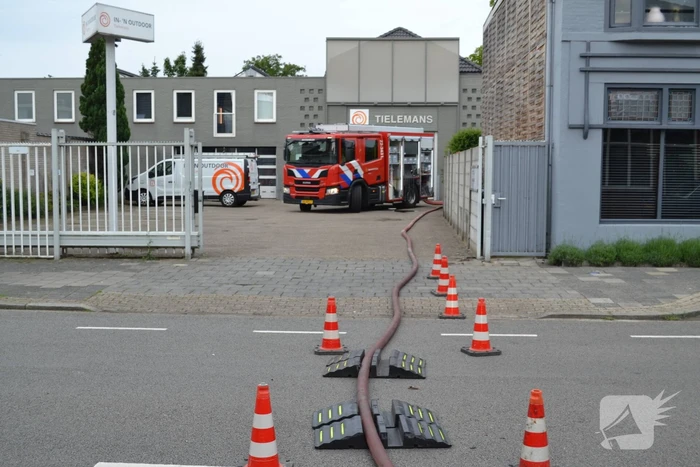 Flinke brand bij autobedrijf