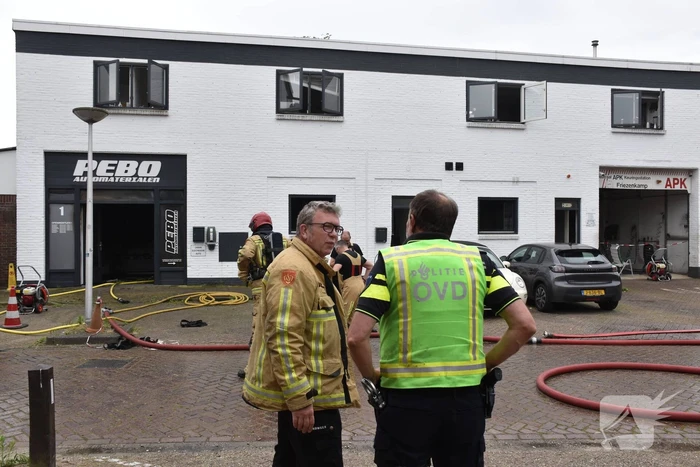 Flinke brand bij autobedrijf