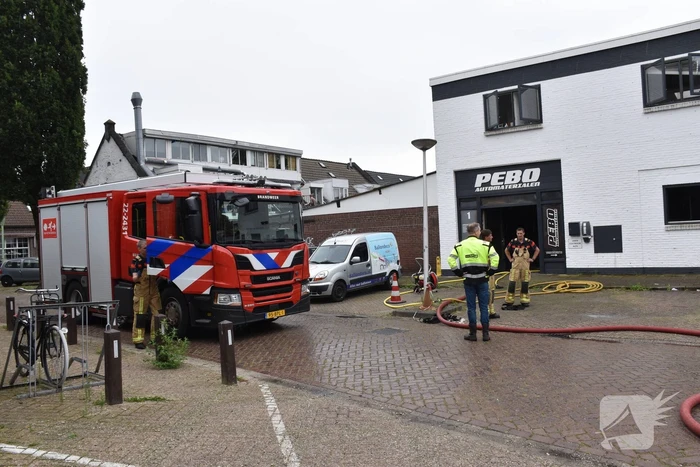 Flinke brand bij autobedrijf