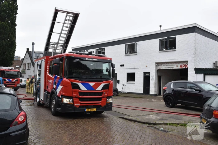 Flinke brand bij autobedrijf