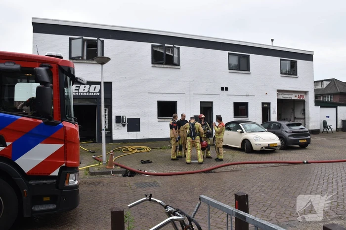 Flinke brand bij autobedrijf