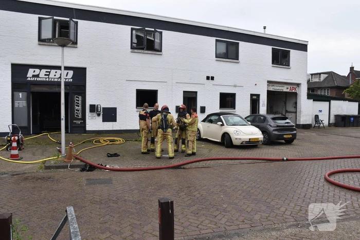 Flinke brand bij autobedrijf