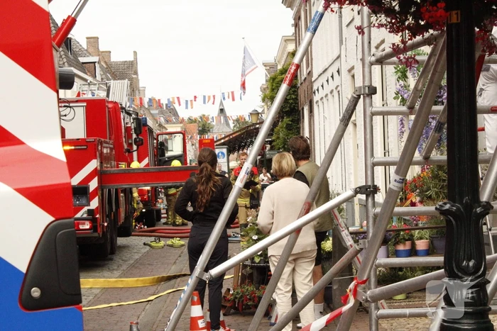 Veel rookontwikkeling door smeulbrand bij dak