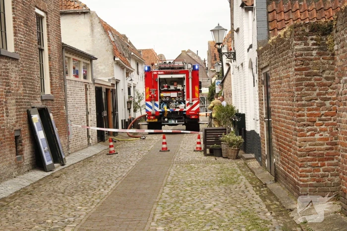 Veel rookontwikkeling door smeulbrand bij dak