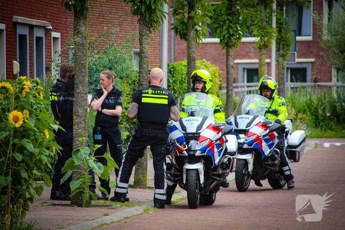 Politie doet onderzoek in woning naar overleden persoon